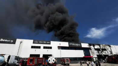 حريق مصنع مواد تنظيف في مرسين تحت السيطرة بعد أكثر من ساعتين.. وأضرار مادية كبيرة