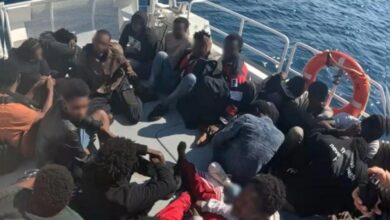 خفر السواحل التركي يوقف 56 مهاجرًا بينهم أطفال قبالة إزمير وينقذ 20 آخرين عالقين في عرض البحر