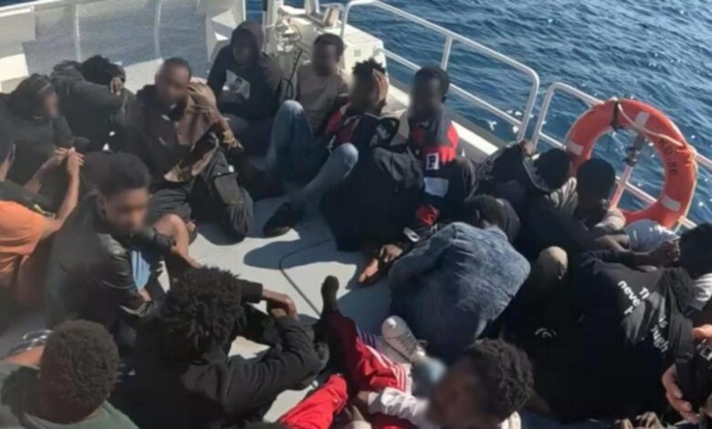 خفر السواحل التركي يوقف 56 مهاجرًا بينهم أطفال قبالة إزمير وينقذ 20 آخرين عالقين في عرض البحر