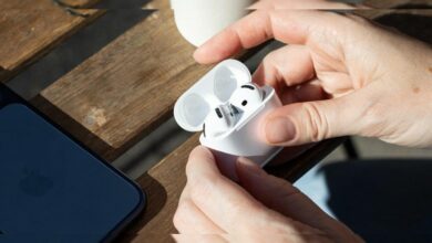 AirPods 5 من آبل أرخص بـ30 دولارًا وتضيف التحكم بالصوت.. لكن البطارية أقصر