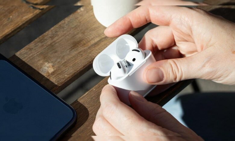 AirPods 5 من آبل أرخص بـ30 دولارًا وتضيف التحكم بالصوت.. لكن البطارية أقصر
