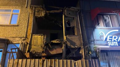 انهيار طابق من مبنى مهجور في إسطنبول التركية يغلق الشارع.. والفرق تتأكد من خلوه