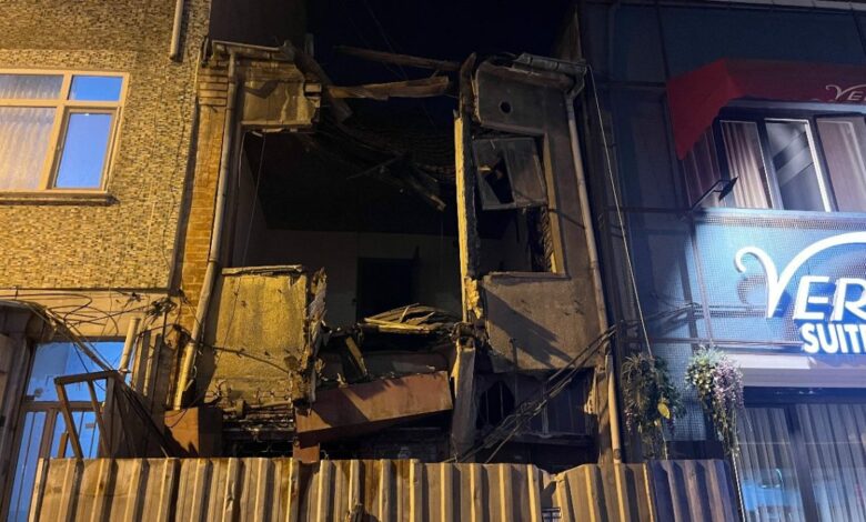 انهيار طابق من مبنى مهجور في إسطنبول التركية يغلق الشارع.. والفرق تتأكد من خلوه
