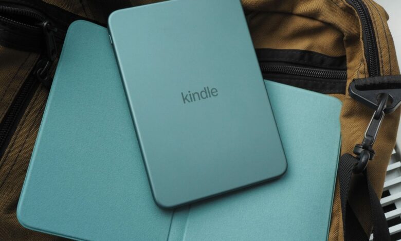 أمازون تحدّث أجهزة Kindle.. وغطاء مغناطيسي يعيد أزرار تقليب الصفحات