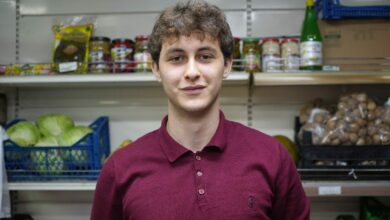 شاب تركي في التاسعة عشرة يرفض بيع منتجات المقاطعة في سامسون رغم خسارة زبائن