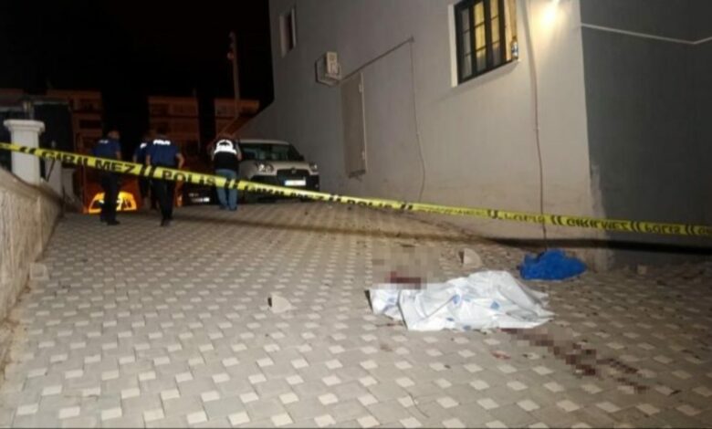 وفاة رجل سقط من الطابق الثالث في أضنة التركية بعدما حاول الخروج من النافذة تفاديًا لطليق حبيبته