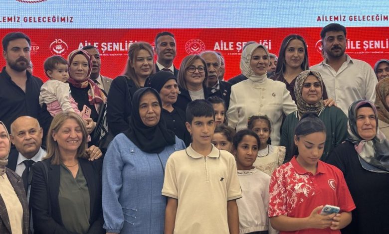 وزيرة الأسرة التركية تحذّر: نعيش في المنزل نفسه لكننا ننظر إلى شاشات مختلفة