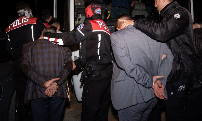 احتجاز 68 مشتبهًا واتخاذ إجراءات إدارية بحق 94 امرأة في أماكن ترفيهية ببولاتلي التركية