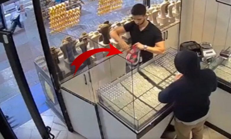 هدد موظف محل ذهب في إسطنبول وفرّ بـ20 سوارًا مقلدًا.. بعدما خسر ذهب عائلته في المراهنات