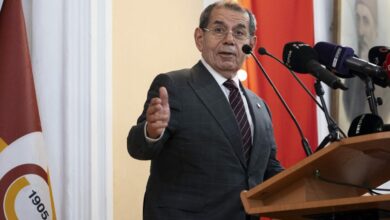 غلطة سراي يحتفل بمرور 121 عامًا.. أقدم أعضائه يثبت لوحة الذكرى ويتلقى مزحة من الرئيس