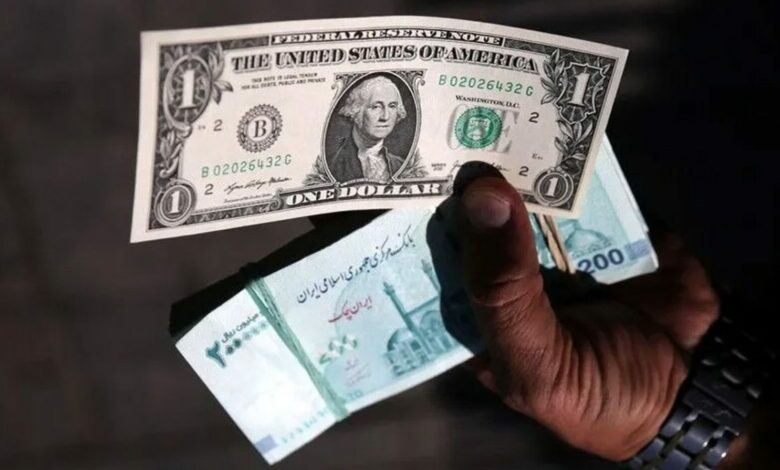 الدولار يبلغ ذروة تاريخية في إيران عند 269 ألف تومان.. والحكومة تنشئ تشكيلًا لإدارة الطوارئ