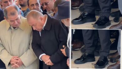انفصل جزء من نعل حذاء فاتح تريم خلال صلاة الجنازة.. كيف حاول إخفاء الموقف؟