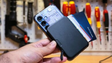 محفظة OhSnap Wallet 2 تفتح البطاقات كالمروحة.. لكن نسخة 7 بطاقات تثقل الهاتف بـ127 غرامًا