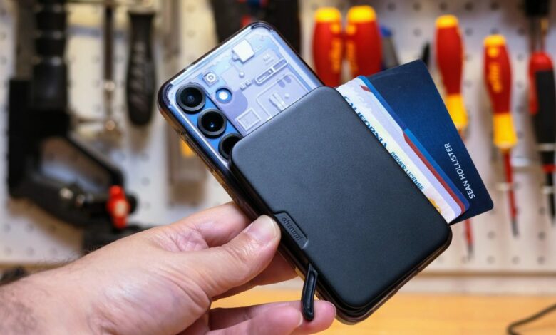 محفظة OhSnap Wallet 2 تفتح البطاقات كالمروحة.. لكن نسخة 7 بطاقات تثقل الهاتف بـ127 غرامًا