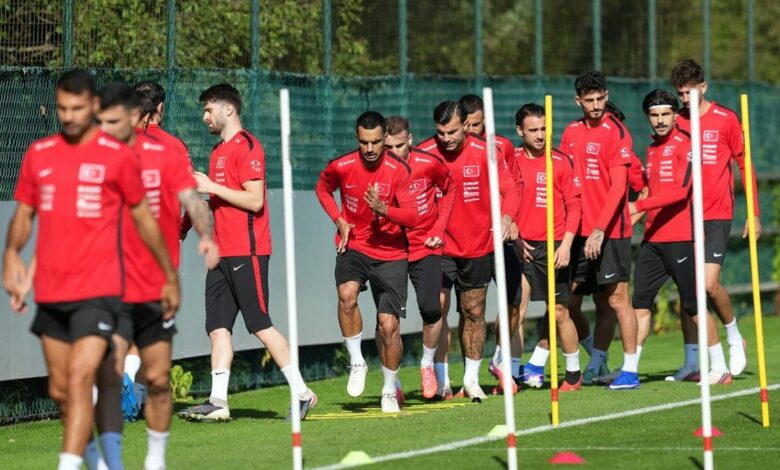 تجدد ألم الركبة يخرج إميرهان توبشو من تدريب تركيا قبل مواجهة إيطاليا