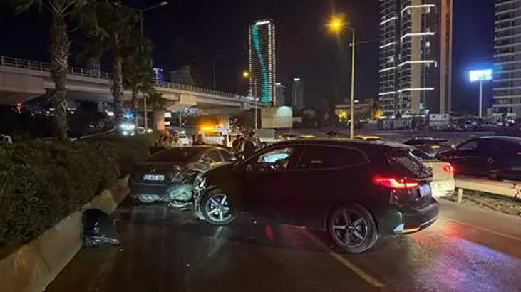 إصابة 4 أشخاص في حادث تصادم متسلسل بين 7 سيارات ودراجة نارية في مدينة إزمير التركية