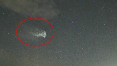 جسم مضيء يشق سماء بونكرانا الأيرلندية ويترك أثرًا لامعًا.. هل هو حطام مركبة فضائية؟