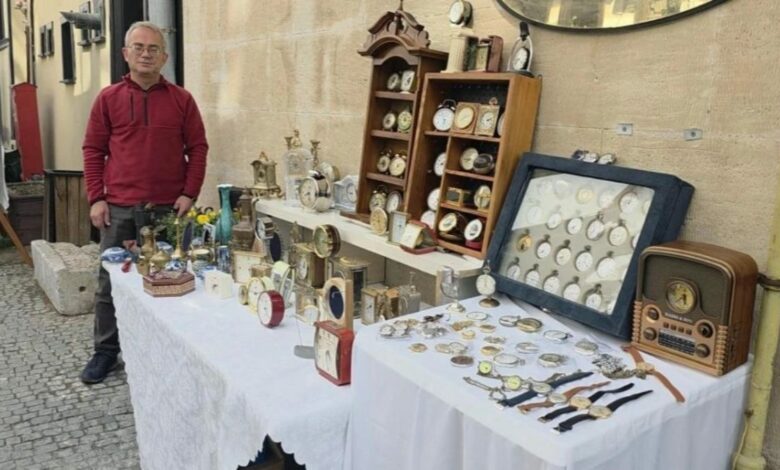 حين لم يعد المنزل يتسع لها.. جامع ساعات في كوتاهية يعرض مقتنياته القديمة في الخارج