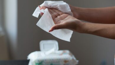 بريطانيا تحظر المناديل المبللة المحتوية على البلاستيك تدريجيًا.. والصيدليات تستثنى بشروط