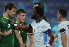 يويفا يحقق في ادعاء بصق لاعب إسرائيلي على مدرب أيرلندي.. ومدرب المنتخب يرفض تكرار المواجهة