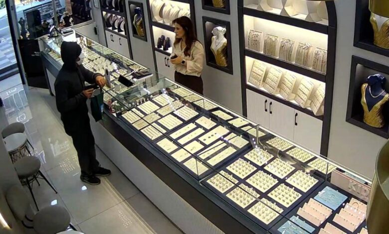 صرخة موظفة تُفشل محاولة سطو على محل ذهب في تكيرداغ بمسدس لعبة