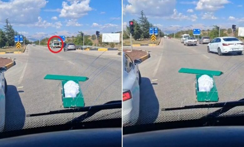 سقوط تابوت من مركبة نقل الموتى في إسبارطة التركية.. والسبب عطل في التثبيت
