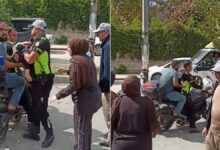 شرطي في هاتاي ينقل رضيعًا فاقد الوعي ووالده بدراجته النارية.. ووزير الداخلية يشكره