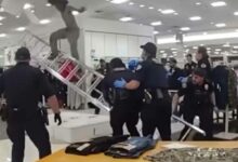 بعد ساعة من التفاوض.. رجل يسقط من سقف مركز تجاري بواشنطن فوق فراش الشرطة