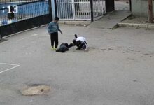 كرة قدم تسقط طفلًا في باحة مدرسة بأماسيا.. ومديرها يراقب حالته حتى تحسنها