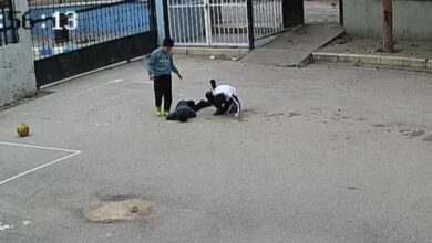 كرة قدم تسقط طفلًا في باحة مدرسة بأماسيا.. ومديرها يراقب حالته حتى تحسنها
