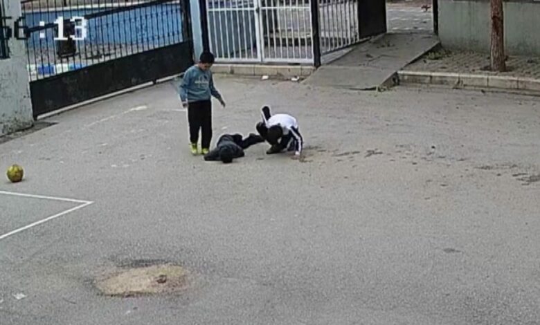كرة قدم تسقط طفلًا في باحة مدرسة بأماسيا.. ومديرها يراقب حالته حتى تحسنها
