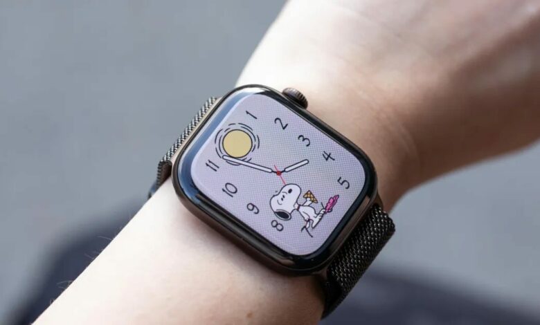 خصم 50 دولارًا لأول مرة على Apple Watch Series 12.. لكن أي إصدار يستحق الشراء؟