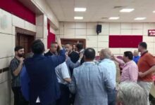 مشادة في مجلس بلدية يورغير بأضنة تخرج إلى الممر.. اتهام عضو بمحاولة لكم زميلته