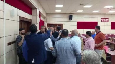 مشادة في مجلس بلدية يورغير بأضنة تخرج إلى الممر.. اتهام عضو بمحاولة لكم زميلته