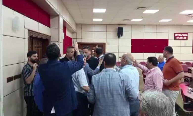 مشادة في مجلس بلدية يورغير بأضنة تخرج إلى الممر.. اتهام عضو بمحاولة لكم زميلته