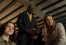 مسلسل «Cupertino» يواجه فوضى الذكاء الاصطناعي بأداة تبدو قديمة: موسم تلفزيوني طويل