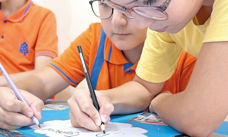 طلاب مدارس إخلاص التركية يشرحون حياتهم المدرسية بالإنجليزية لأقرانهم الأوروبيين
