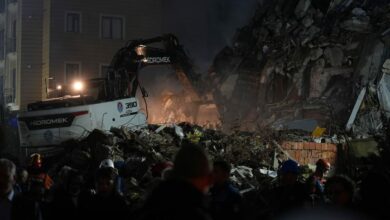 حريق داخل متجر للأقمشة يعقّد البحث عن 3 أشخاص تحت أنقاض مبنى في إسطنبول