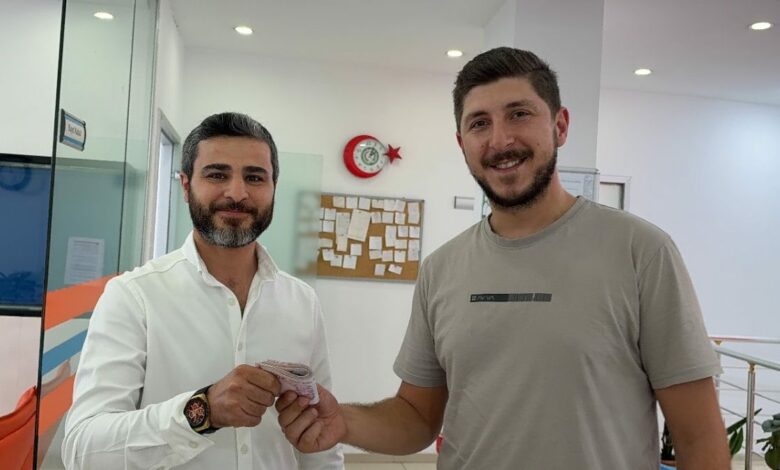 أرسل 11 ألف ليرة بدل 1100.. سائق تاكسي في إسطنبول بحث عن الراكب حتى أعادها إليه