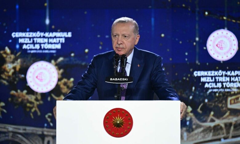 أردوغان يعلن تقليص رحلة القطار من إسطنبول إلى حدود أوروبا إلى 90 دقيقة ويهاجم المعارضة