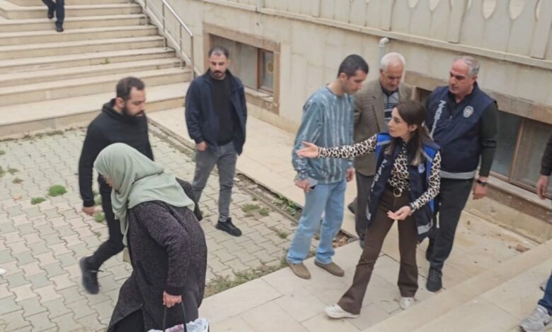 خلال حملة ضد التسول في إيلازيغ، شكا شخص ألم الظهر ثم أسرع مبتعدًا عند اقتياده