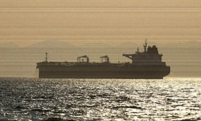 الحرس الثوري يعلن استهداف ناقلة غاز جنوب مضيق هرمز ويحذّر من ملاحقة السفن خارج المضيق