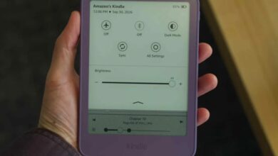 مستخدمو كيندل الجديدة يرصدون شرائط LED حول الشاشة.. وتقارير تتحدث عن خلل تصنيع