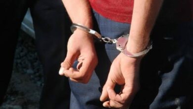توقيف فتى عمره 17 عامًا للاشتباه بكتابة تهديدات على جدار مدرسة في دوزجه التركية