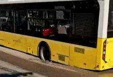 انهيار طريق في إسطنبول التركية يُسقط حافلة داخل حفرة قبل إنقاذها