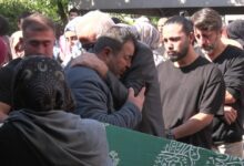 انهيار مبنى في إسطنبول يودي بحياة 5 أشخاص.. والدَا شقيقين بين الضحايا يعجزان عن الوقوف في وداعهما