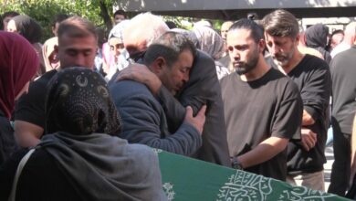 انهيار مبنى في إسطنبول يودي بحياة 5 أشخاص.. والدَا شقيقين بين الضحايا يعجزان عن الوقوف في وداعهما