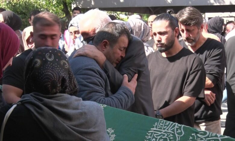 انهيار مبنى في إسطنبول يودي بحياة 5 أشخاص.. والدَا شقيقين بين الضحايا يعجزان عن الوقوف في وداعهما