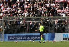 احتجاج جماهيري يوقف مباراة في الدوري الإسباني بعد تكرار رمي الطائرات الورقية
