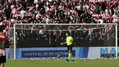 احتجاج جماهيري يوقف مباراة في الدوري الإسباني بعد تكرار رمي الطائرات الورقية